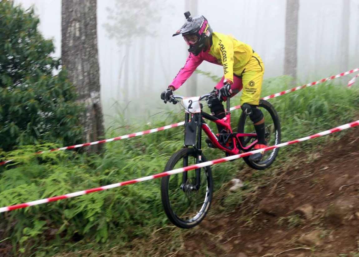 ditra pranata raih posisi lima kejurnas indonesian downhill 76 seri pertama 1